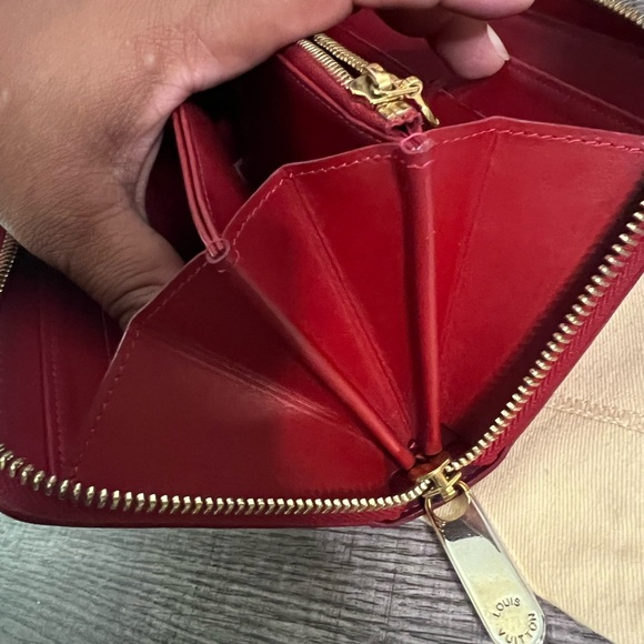 Louis Vuttion Vernis Wallet - Picture 15 of 17
